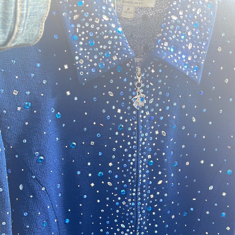 St John 2 piece suit. Skirt size 6 & jacket size 6. Suit has a lot of stretch.